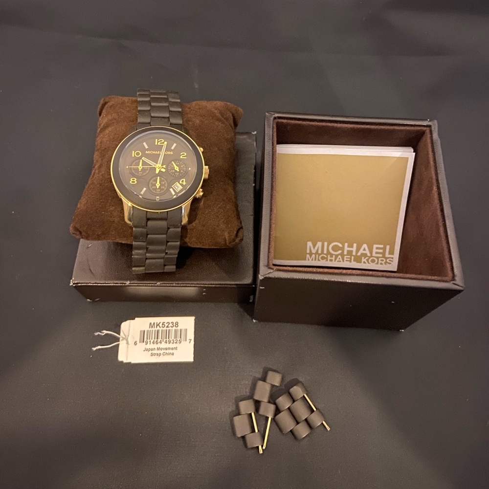 Michael Kors Quartz Chronograph with brown silicone strap - 38mm